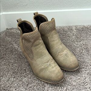 Natural Reflections Reena Ankle Boots in Khaki Taupe